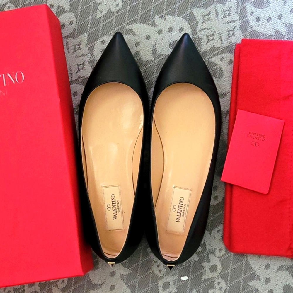 Valentino Garavani black leather flats